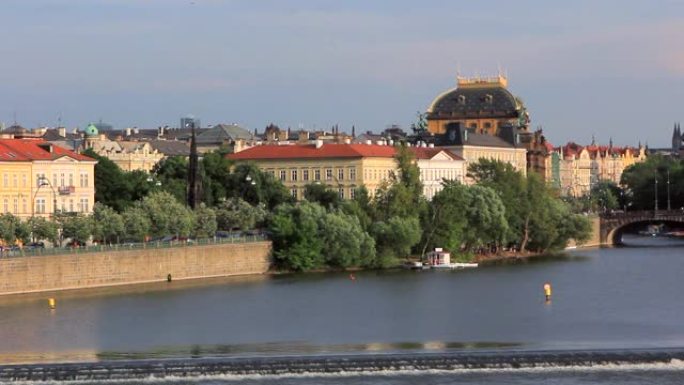 布拉格伏尔塔瓦河上的国家剧院