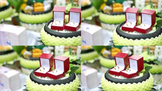 红色盒子上结婚戒指的右相机。