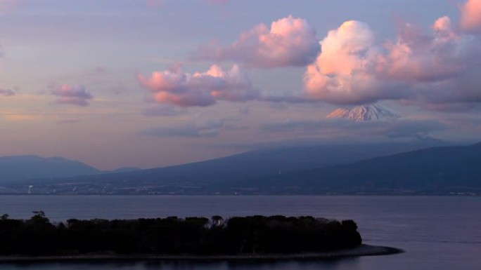 山。黄昏时的富士和海，从静冈的大崎
