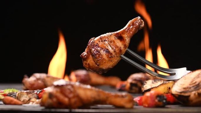 在火焰烤架上关闭烧烤烧烤鸡腿。高清慢动作。