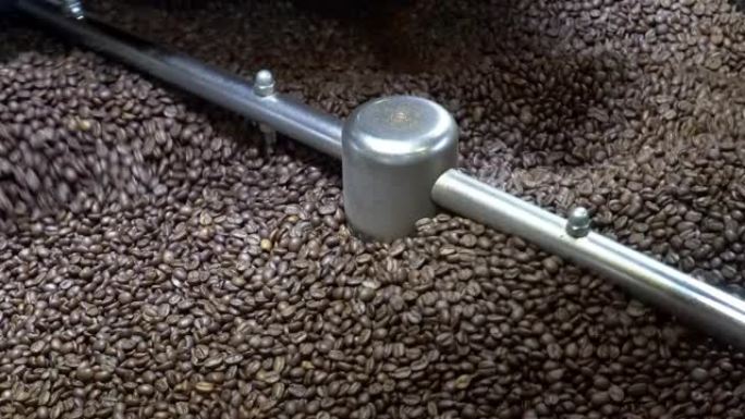 芬芳的咖啡豆在煎锅中烘烤，烟来自咖啡豆。混合烘焙咖啡。生咖啡豆。焙烧机，特写
