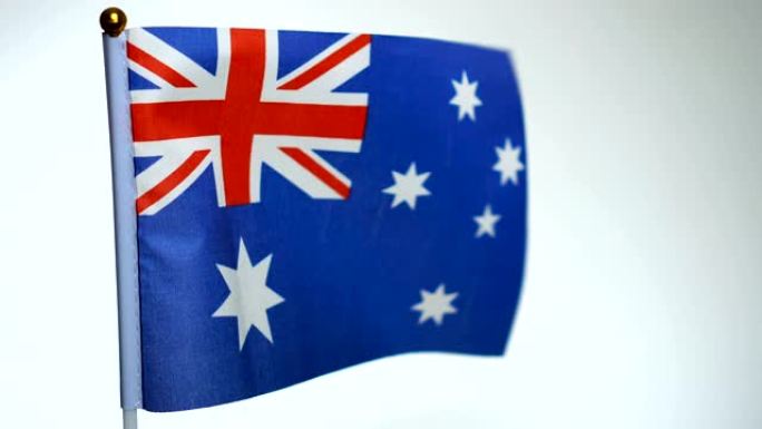 旗杆上的澳大利亚国旗迎风飘扬。