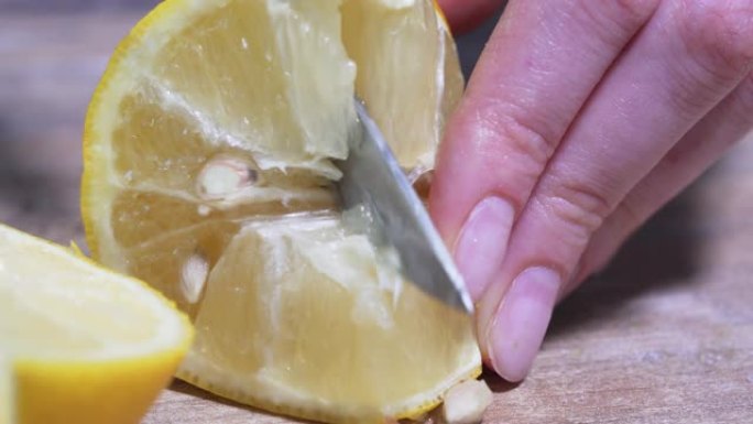 Macro在木板上用大刀切成多汁的柠檬。健康素食，墨西哥文化。有机柑橘特写，静态拍摄4k