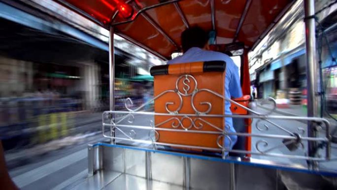 时间流逝，泰国曼谷的嘟嘟车在街上行驶。