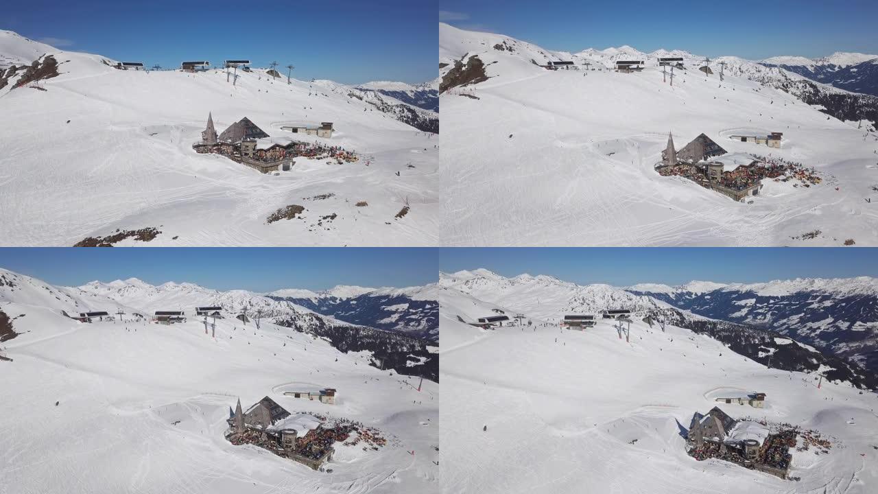 奥地利蒂罗尔市Mayrhofen滑雪胜地Horberg地区滑雪场上滑雪者的鸟瞰图。