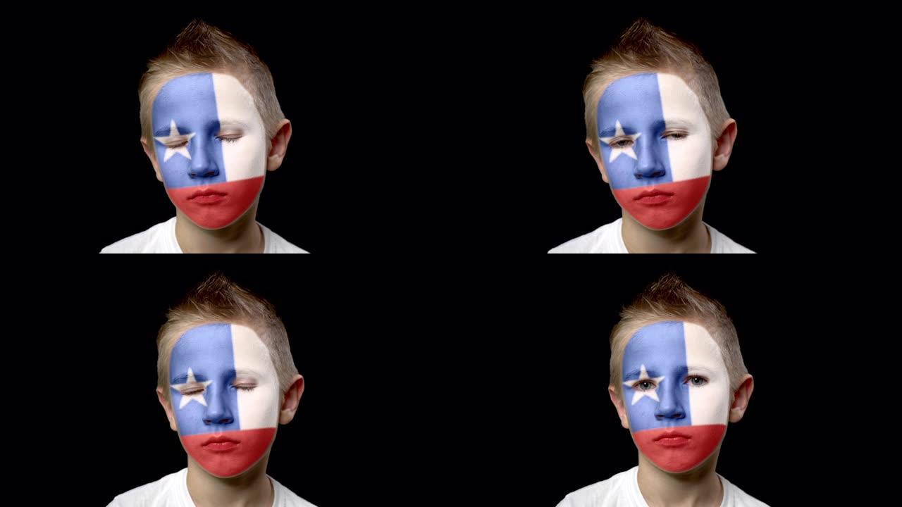 可怜的智利足球队球迷。脸上涂着民族色彩的孩子。