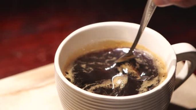 慢动作用勺子搅拌黑咖啡