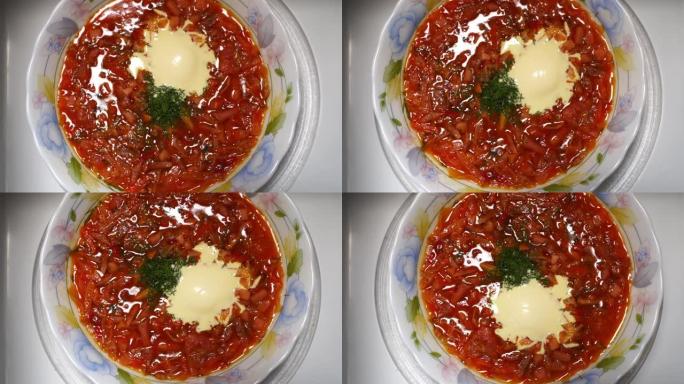 一碗自制的红色罗宋汤，在微波俯视图中旋转