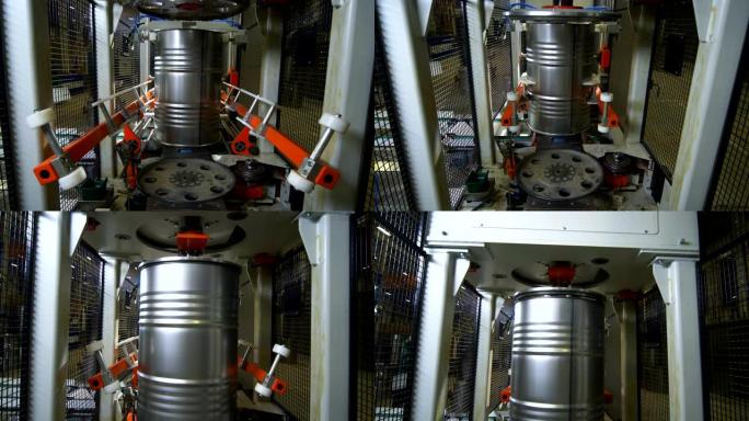 红色机械武器沿生产线运输金属桶