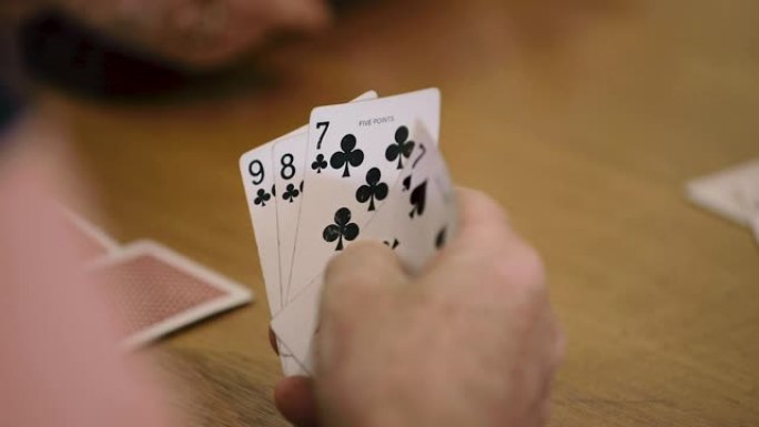 玩纸牌游戏的退休老人