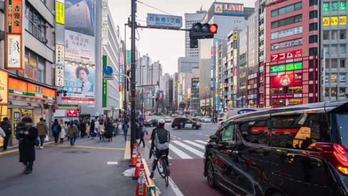 新宿购物中心夜间乌鸦穿越