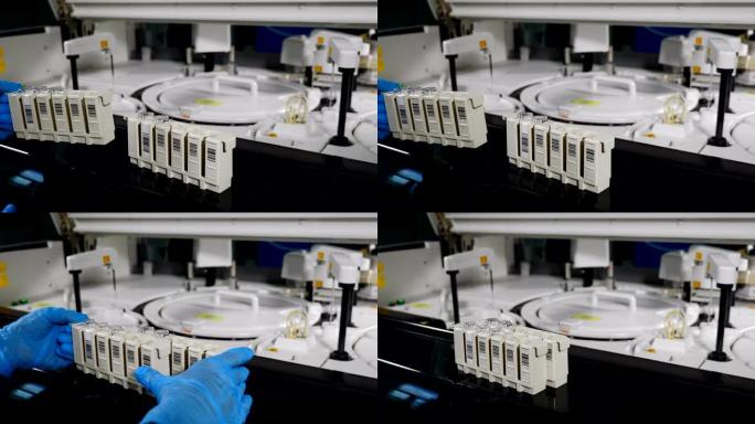 疾病预防概念。女性专家戴着蓝色手套，在分析前将化学试剂液体放入自动生化分析仪中。生物样品研究过程。4