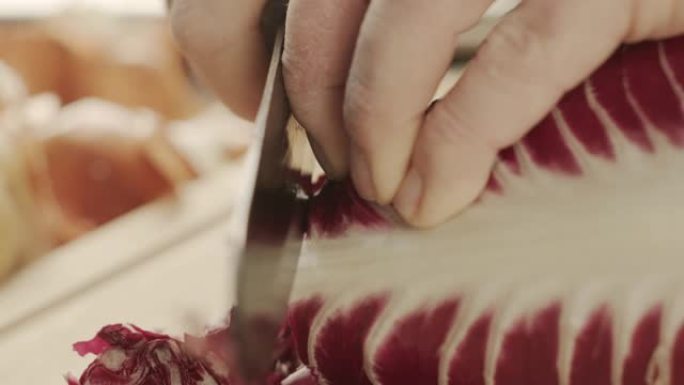 在砧板上切割菊苣切菜小刀特写