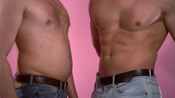 健康饮食和饮食理念。赤裸上身的男人在粉红色背景下在相机上摆姿势。相比之下，运动训练前后有两个不同的男