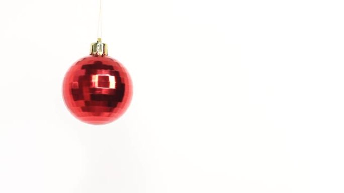 圣诞节和新年红球。白色背景上的旋转装饰。圣诞快乐，新年快乐!