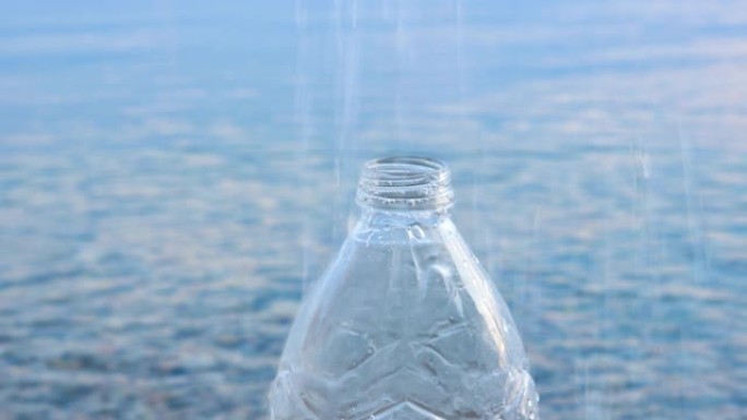 水溅到海水背景上的瓶子。喝水背景。改变行为的社会艺术。矿泉水背景。地球上缺乏饮用水