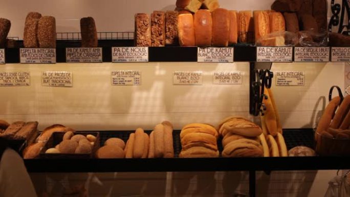 面包店货架上的各种新鲜出炉的面包，法式长棍面包和面包