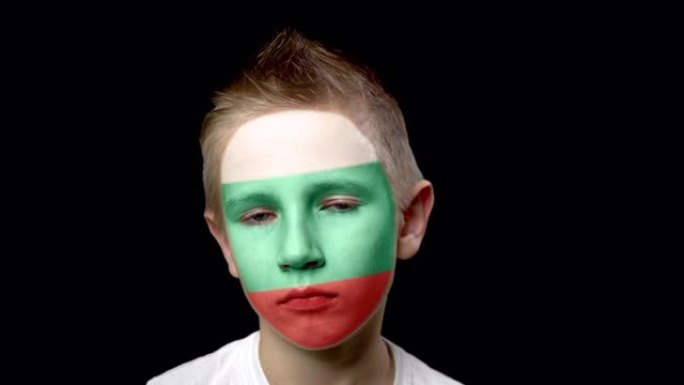 可怜的匈牙利足球队球迷。脸上涂着民族色彩的孩子。