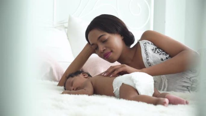 多莉视图: 美丽的非洲母亲在床上亲吻小男孩