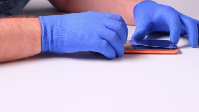男性手代替了破碎的钢化玻璃屏幕保护膜，用于智能手机。