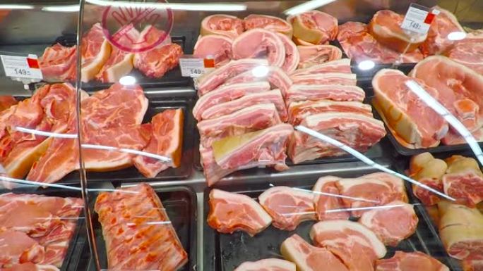 在店里卖一块肉。在超市里选择不同切块的鲜肉生红。