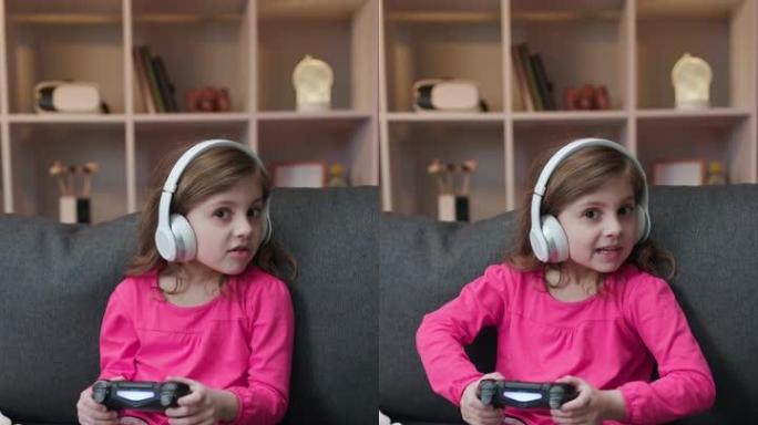 兴奋的女玩家手持无线操纵杆控制器在家里的客厅玩视频游戏，表情兴奋快乐。生活方式概念