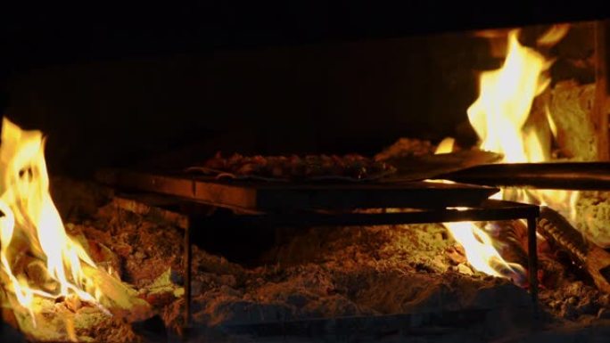 比萨饼在传统的木材燃烧中烘烤。
