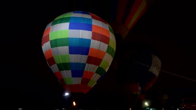 彩色热气球在夜间飞过地面