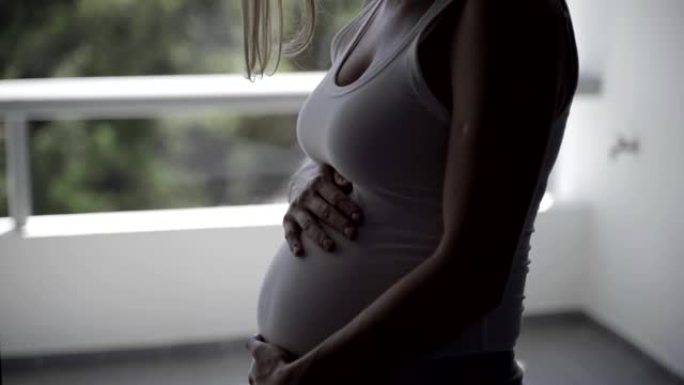 快乐孕妇揉肚子孕妇怀孕八个月怀胎十月