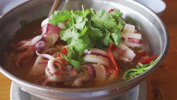 水煮鱿鱼加水煮柠檬，酸辣味道类似冬青素。泰国菜。
