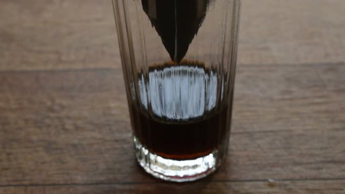 滴在玻璃上的热水混合的咖啡