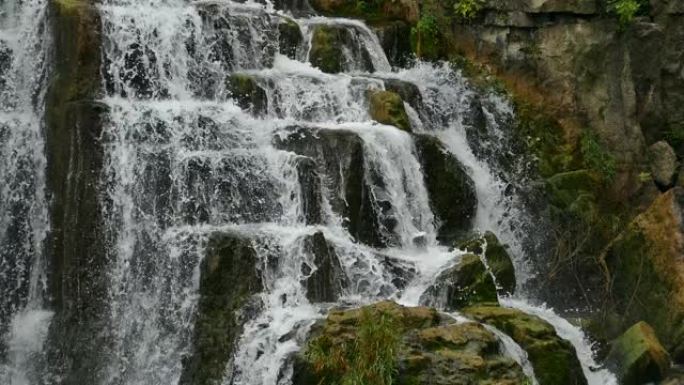 在自然环境中观察到的层叠水与沉重的石墙