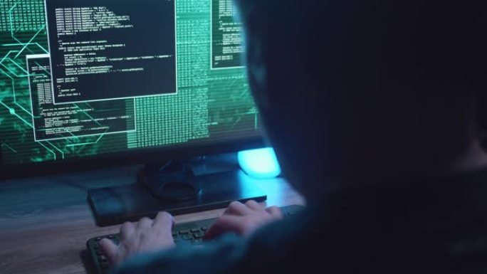 男子在夜间入侵计算机