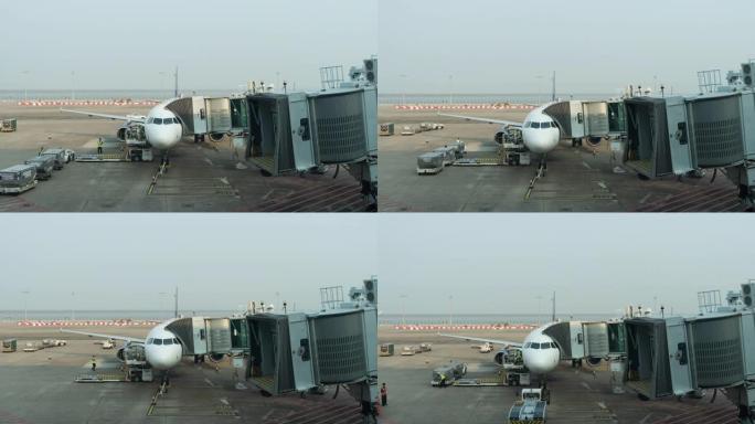 4k延时: 飞机在起飞前装卸行李和货物。