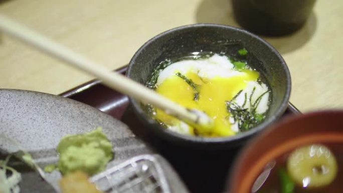 和牛肉排，日本食物: 日本蒸米饭上的炸猪排