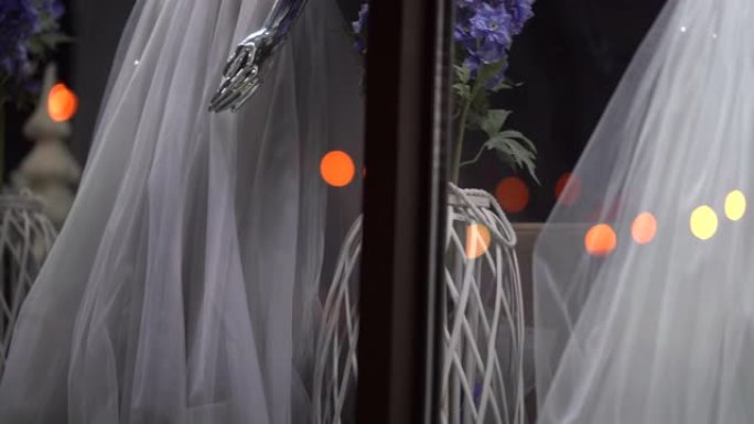 夜街婚纱婚纱商店橱窗展示中的女性模特