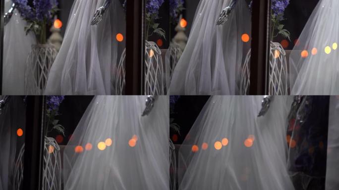 夜街婚纱婚纱商店橱窗展示中的女性模特