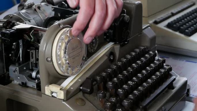 旧磁带电传。在开头1930年发送短信。