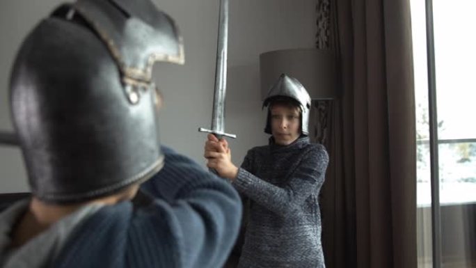 小男孩在家玩骑士打斗视频素材击剑