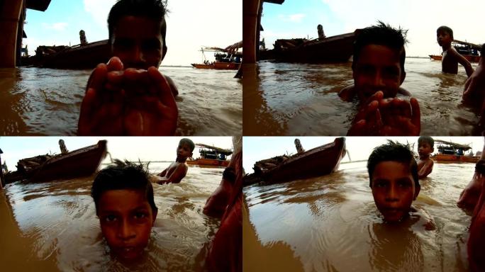 印度小男孩溅到麻烦的水面上另一个孩子在瓦拉纳西码头的背景船上淹没了恒河