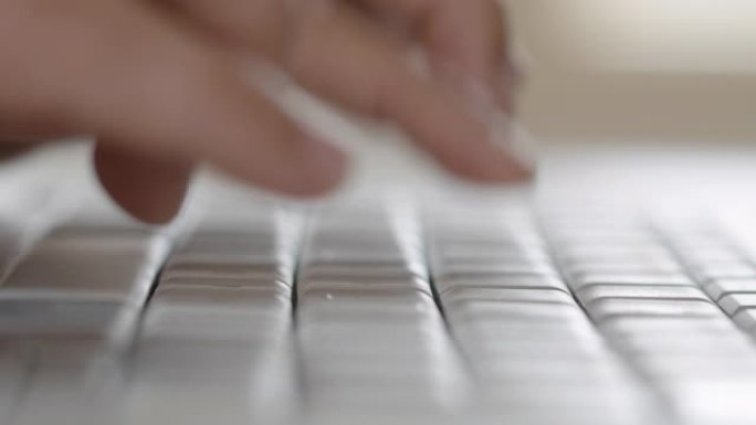 一个女商人使用笔记本电脑的特写镜头。工作和技术。