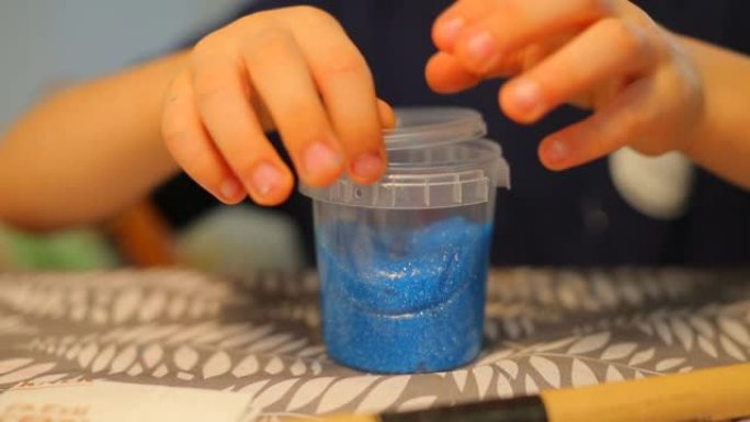 桌子上有蓝色油漆的小罐的特写镜头。