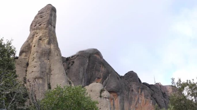 蒙特塞拉特山有雾，白天有强风