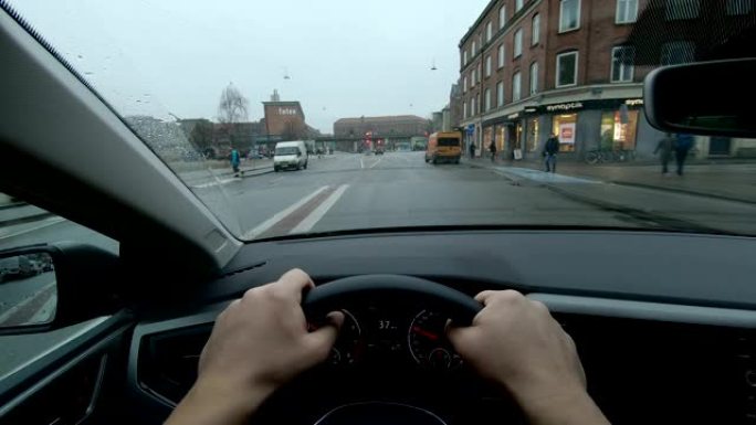 哥本哈根n ø rrebro POV个人车辆日驾驶转向汽车仪表板。