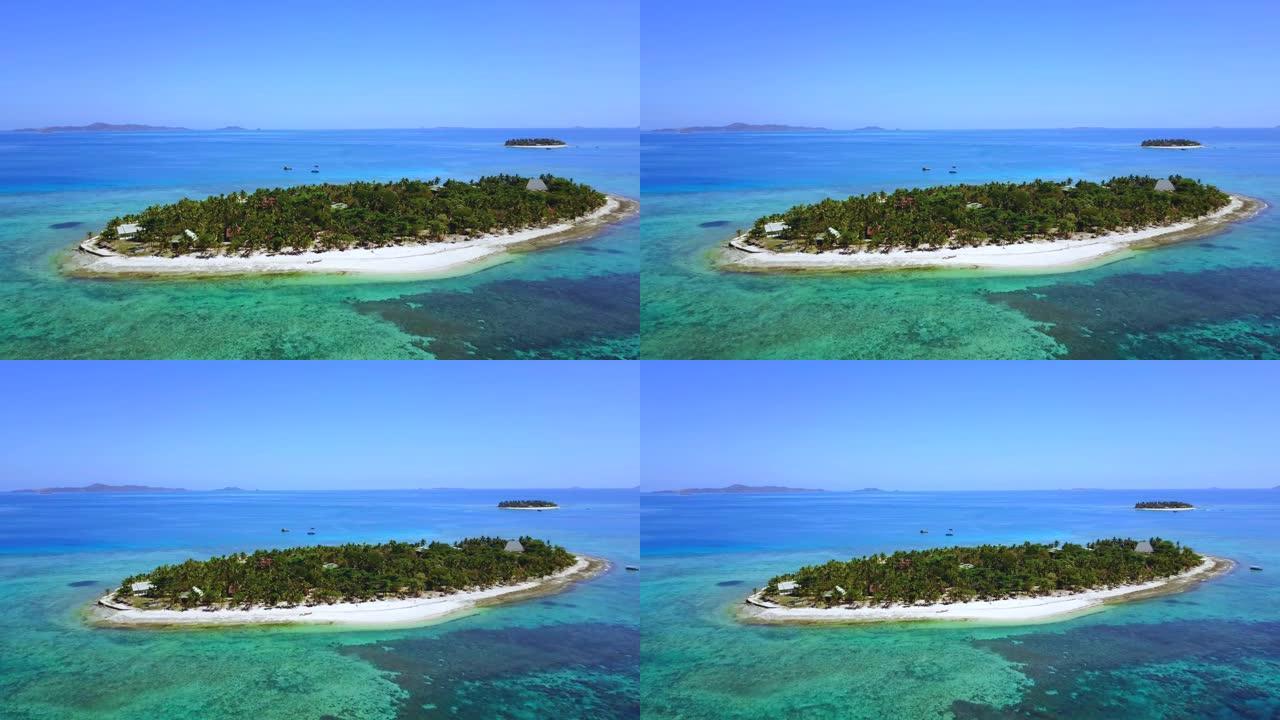 4k鸟瞰图金银岛，斐济，绿松石海，礁石，绿色棕榈沙滩。南太平洋的夏天。热带海洋，湛蓝的夏日天空。清澈