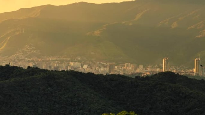 委内瑞拉加拉加斯的贫困和人口过多地区的平移视图