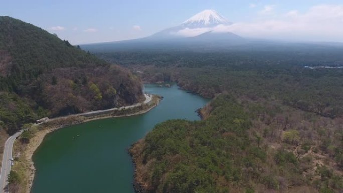 富士山，来自日本富士翔子湖的蓝天。航拍视频