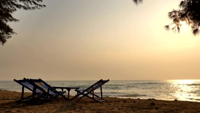 美丽的热带海滩和大海的场景，配有雨伞和椅子休息室，适合度假和旅行