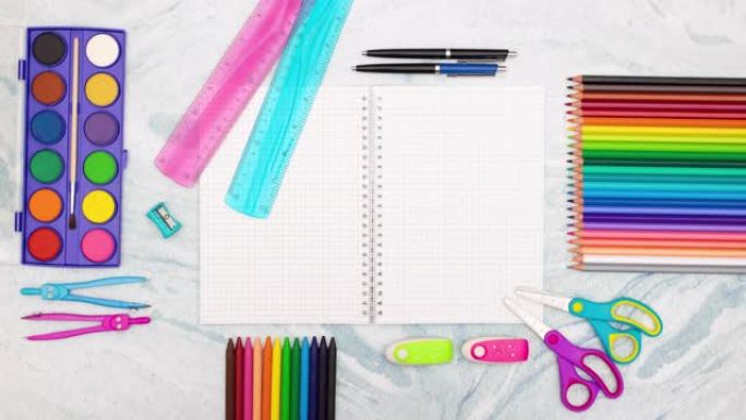 回到学校-学校用品，铅笔，剪刀，彩色铅笔，笔记本，桌子上的标尺-停止运动