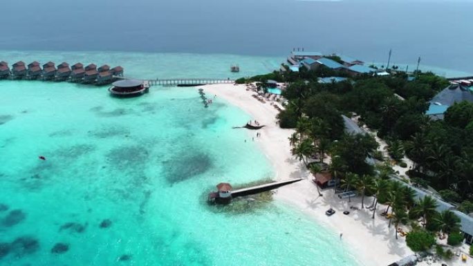 空中飞行无人机在阳光明媚的热带天堂岛上的马尔代夫白色沙滩